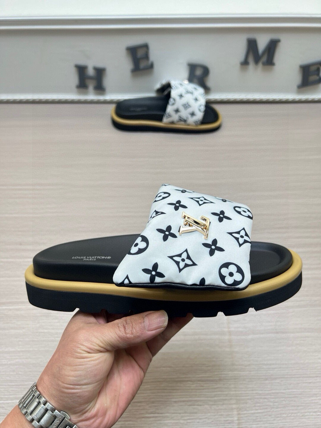 5QE10ZDE Stylish Slippers