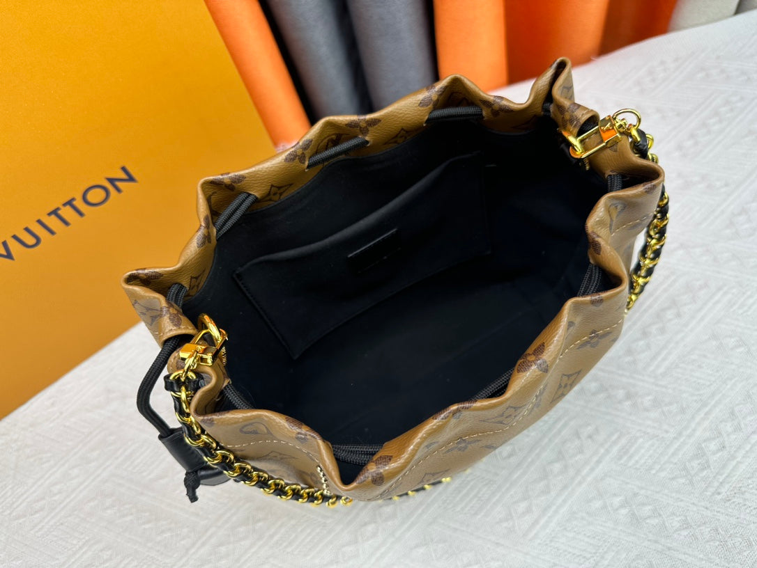 1XE56BDE Stylish leather bag