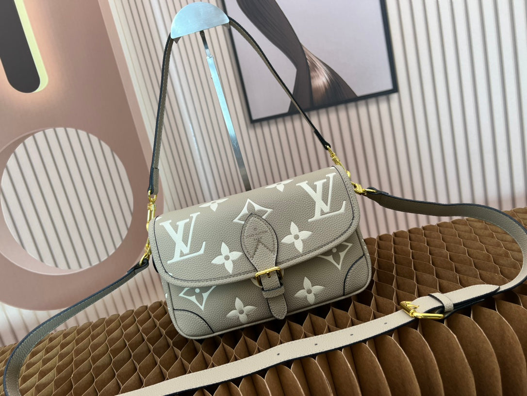 2XE028BDE Stylish leather bag 