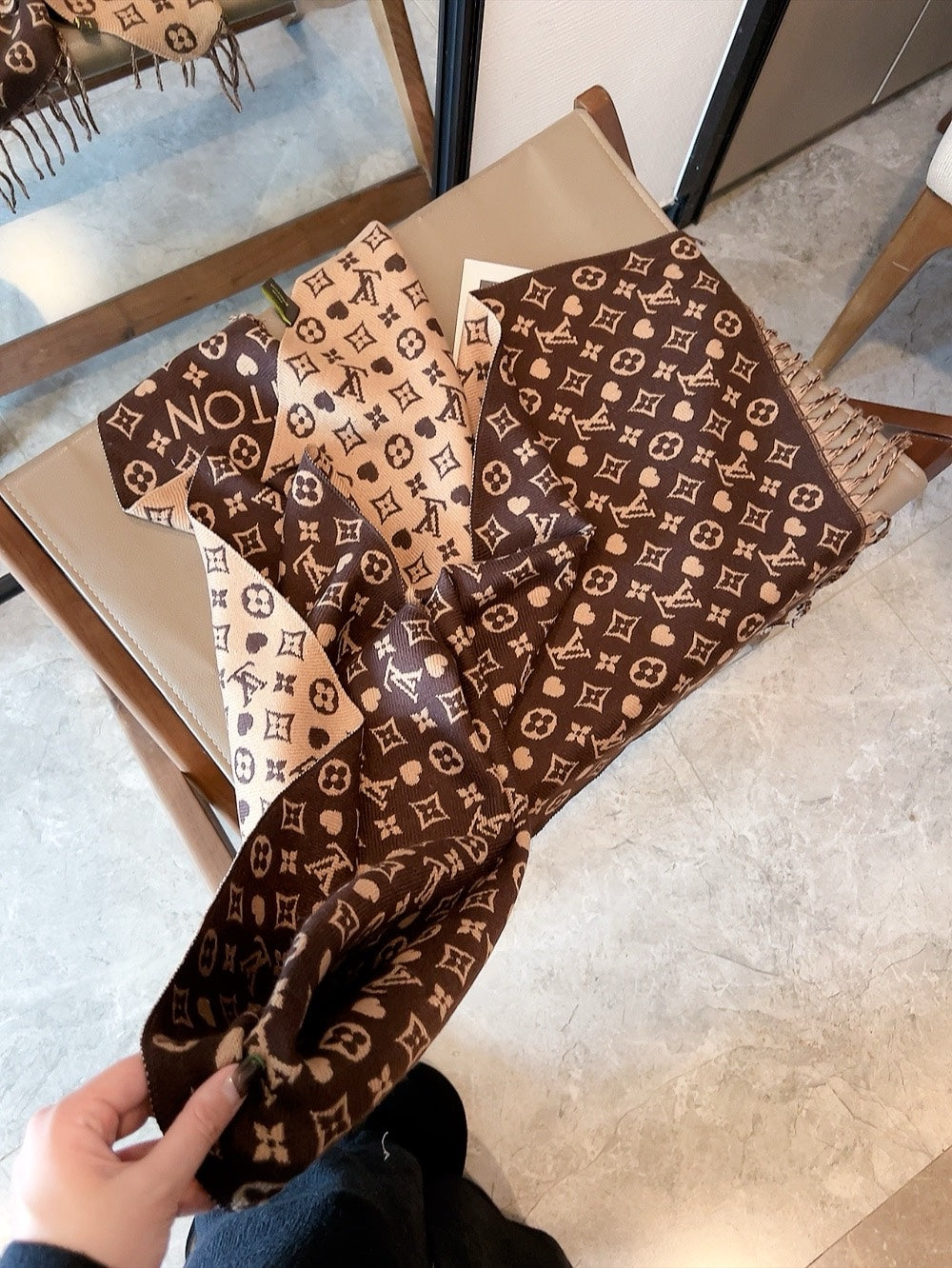 185ZE11WDE Stylish Winter Scarves