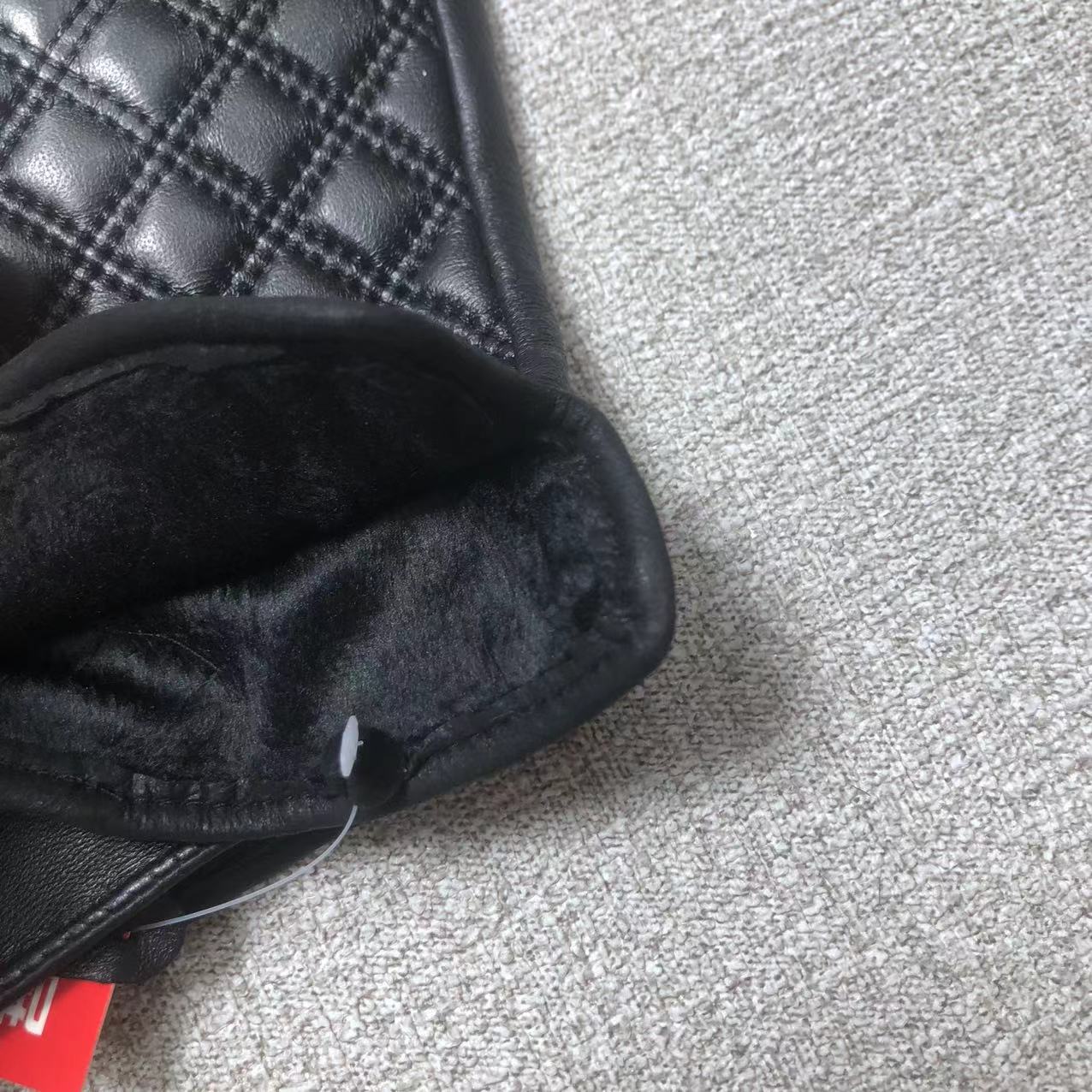 24B81SDE Stylish gloves