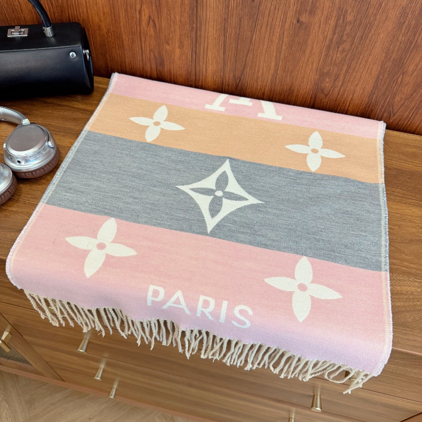175RE43WDE Stylish Winter Scarves