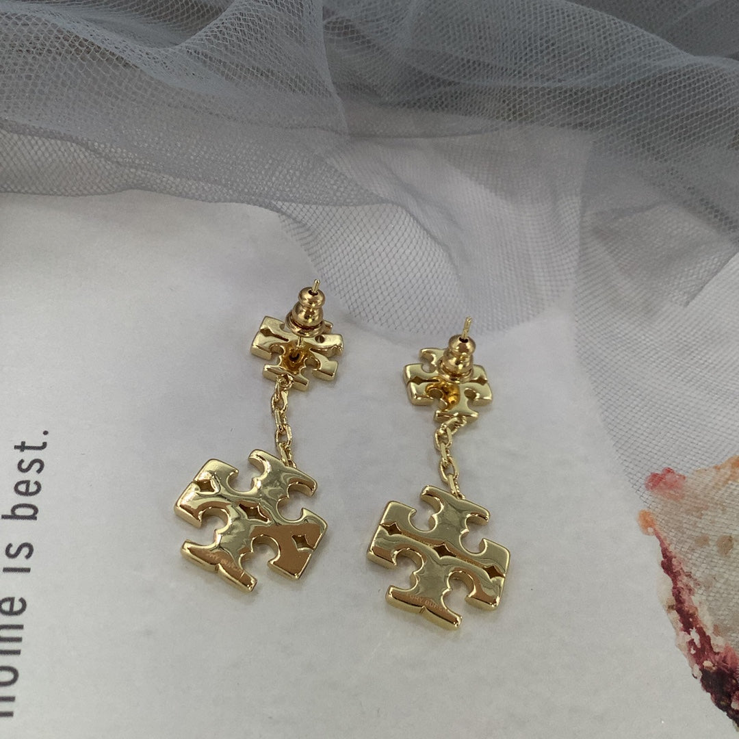 14A468EDE Stylish Earrings