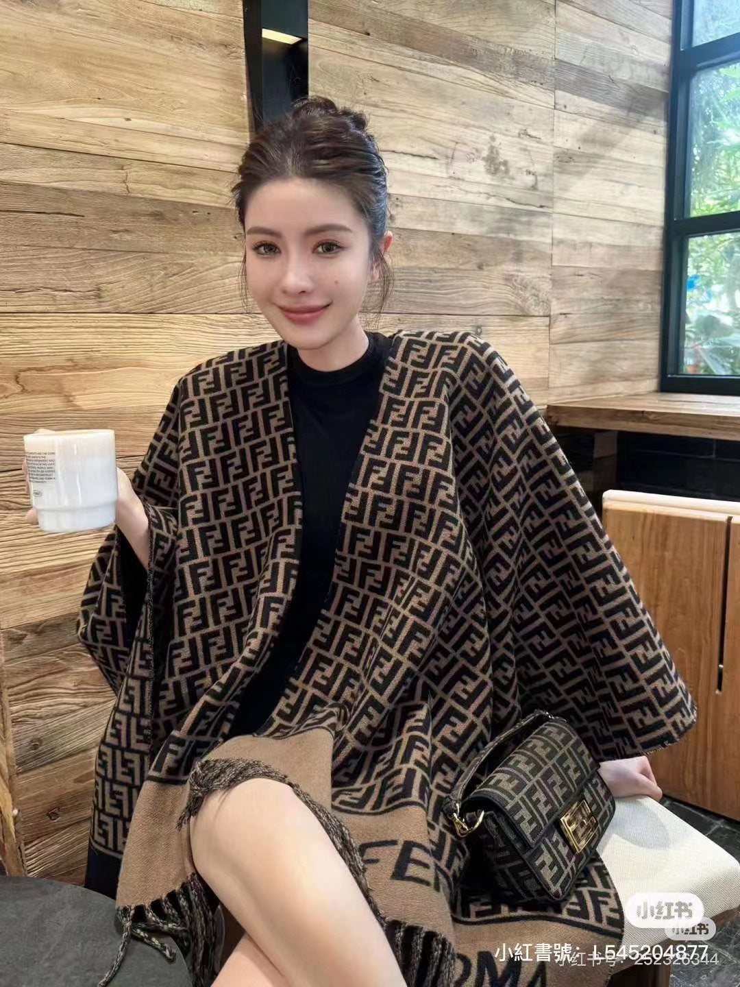 175RF51WDE Stylish double-sided usable cape