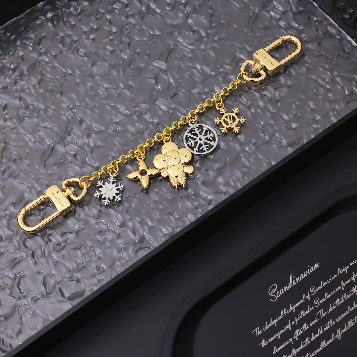 14E93ADE Stylish key closure