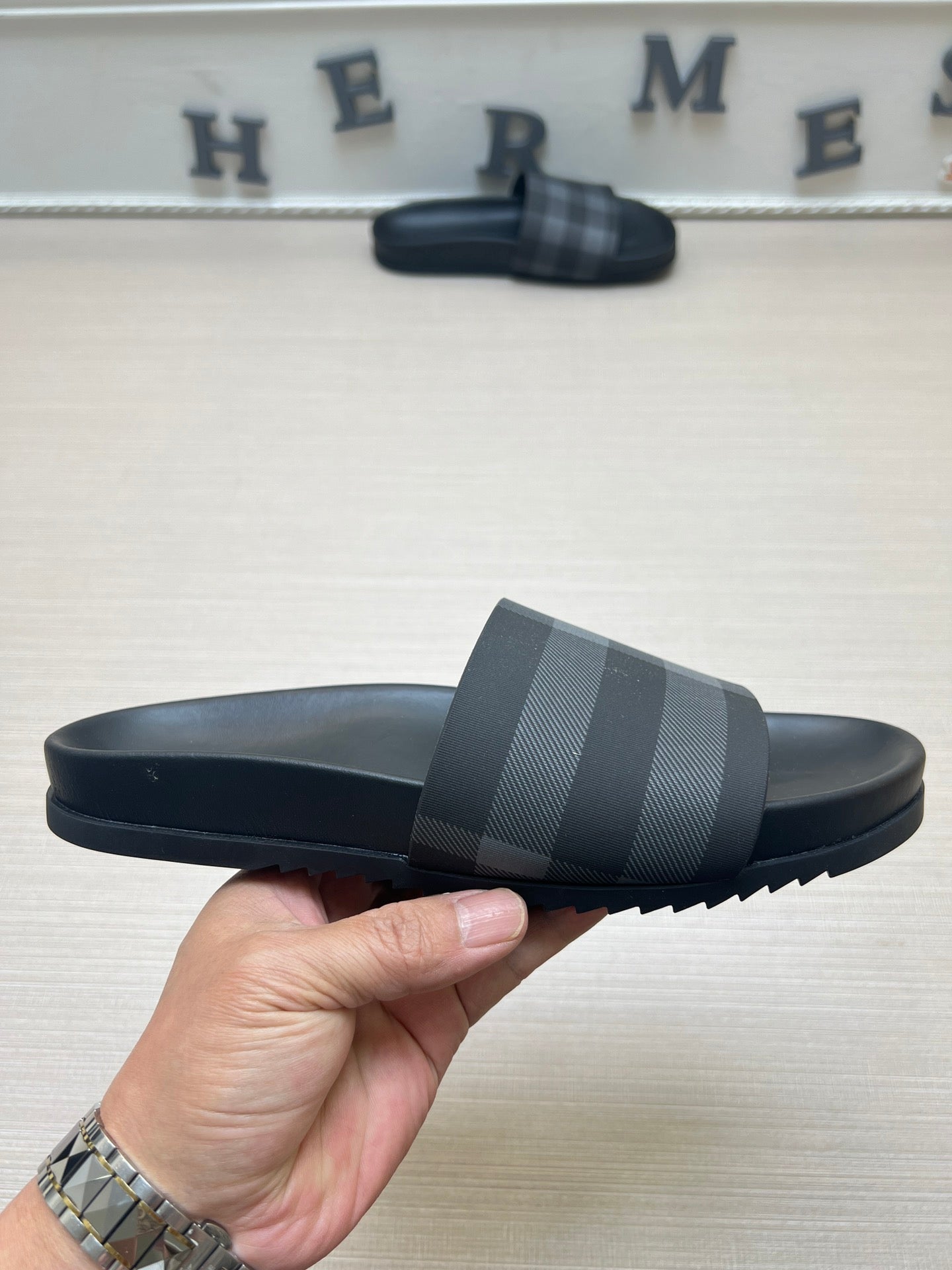 54R119ZDE Stylish slippers