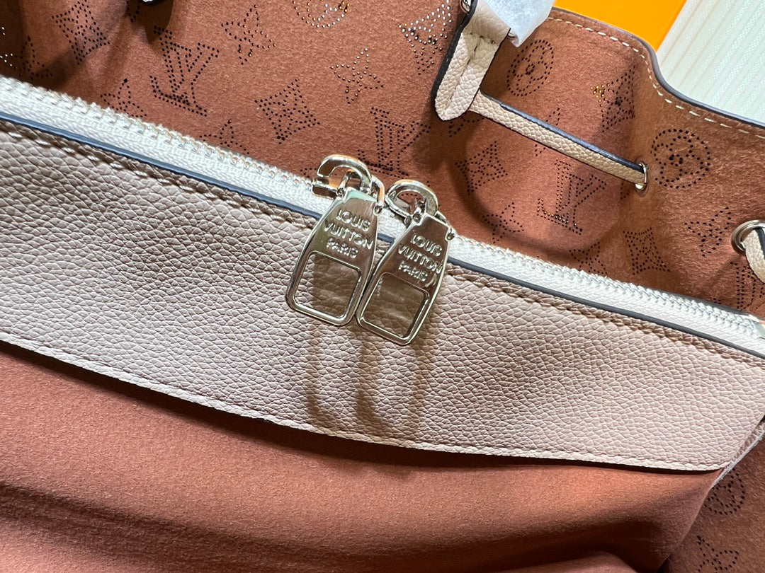 155NE39BDE Stylish leather bag