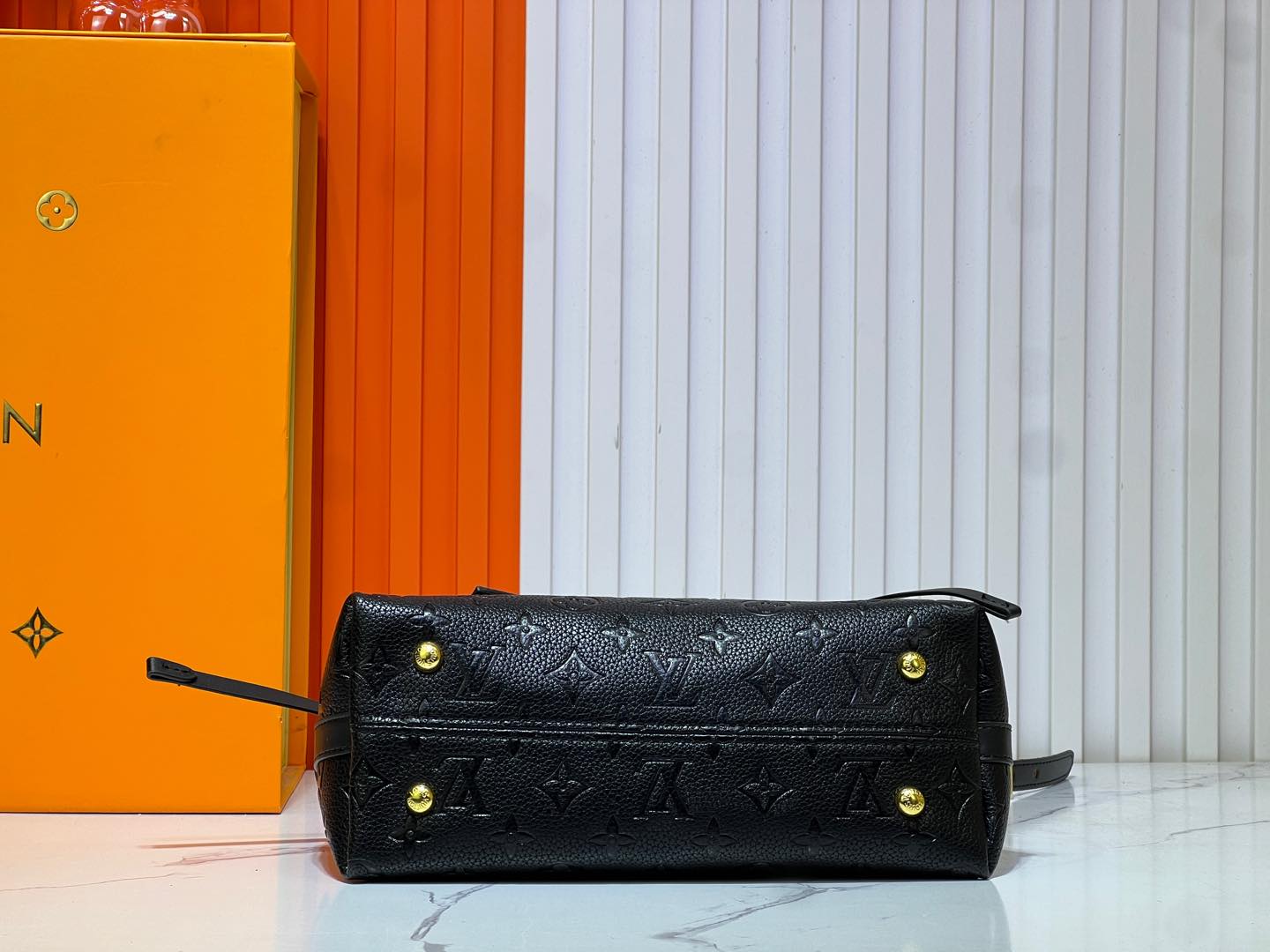 2WE33BDE Stylish leather bag