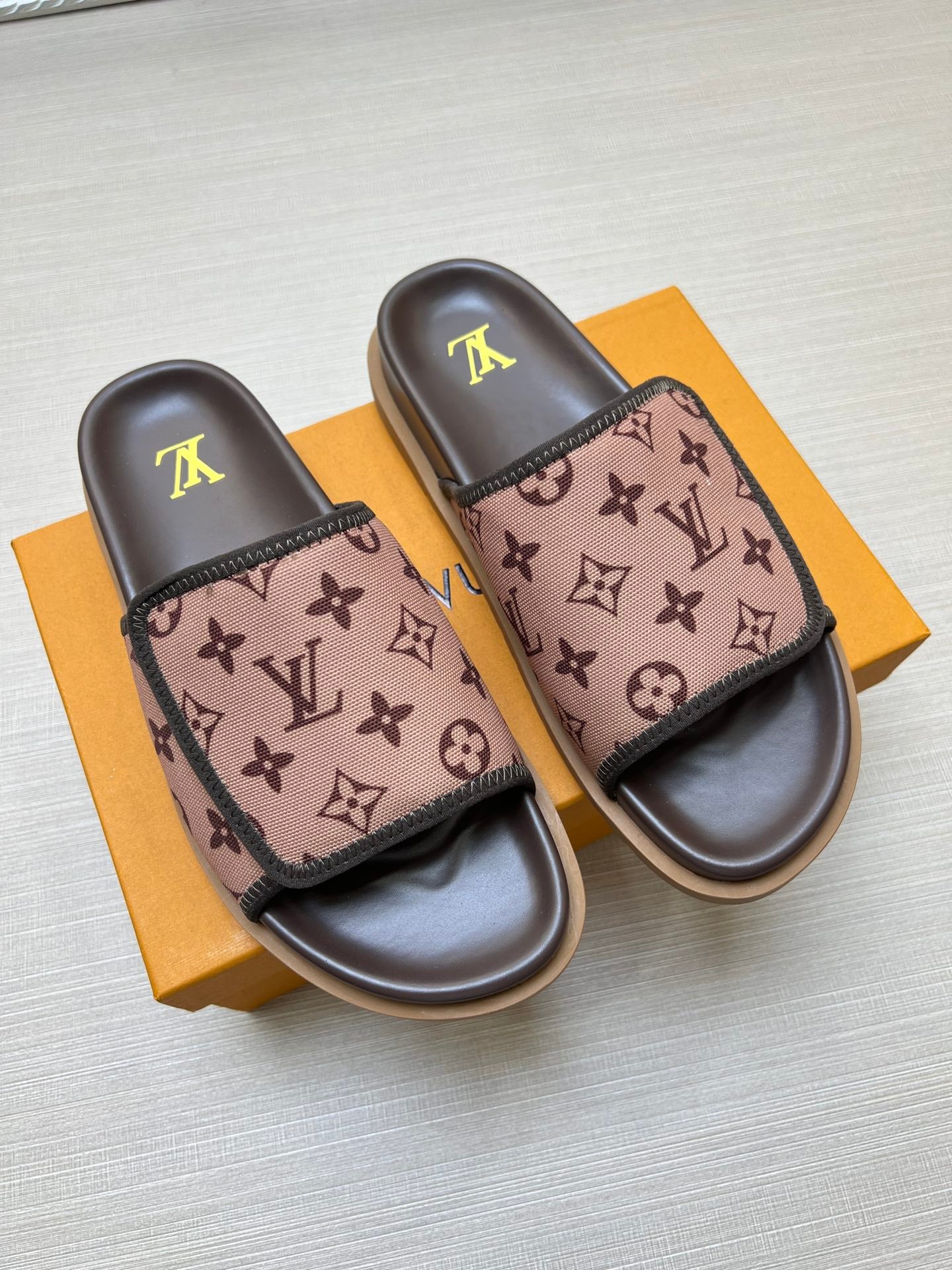 54E14ZDE Stylish slippers
