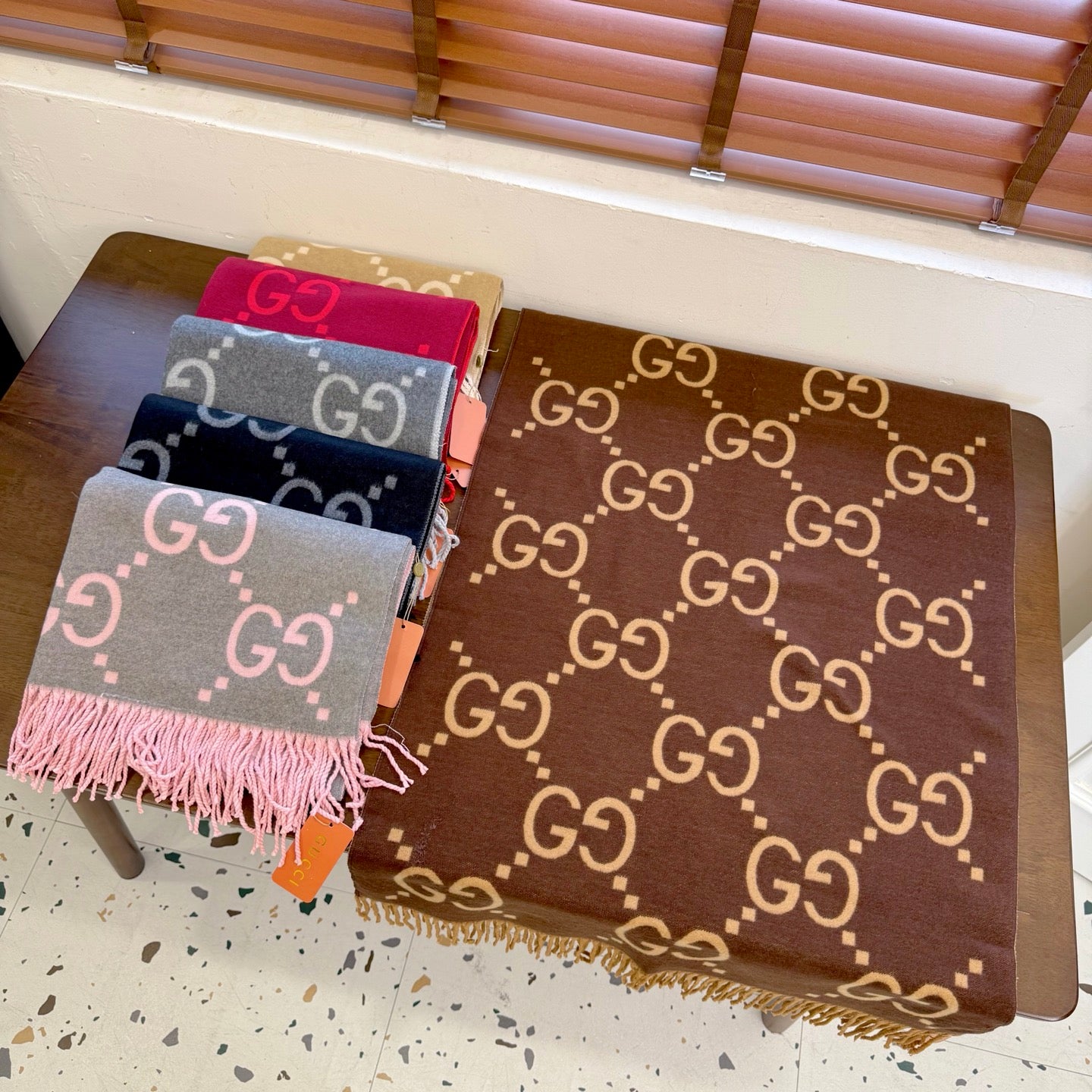 185ZB30WDE Stylish Winter Scarves