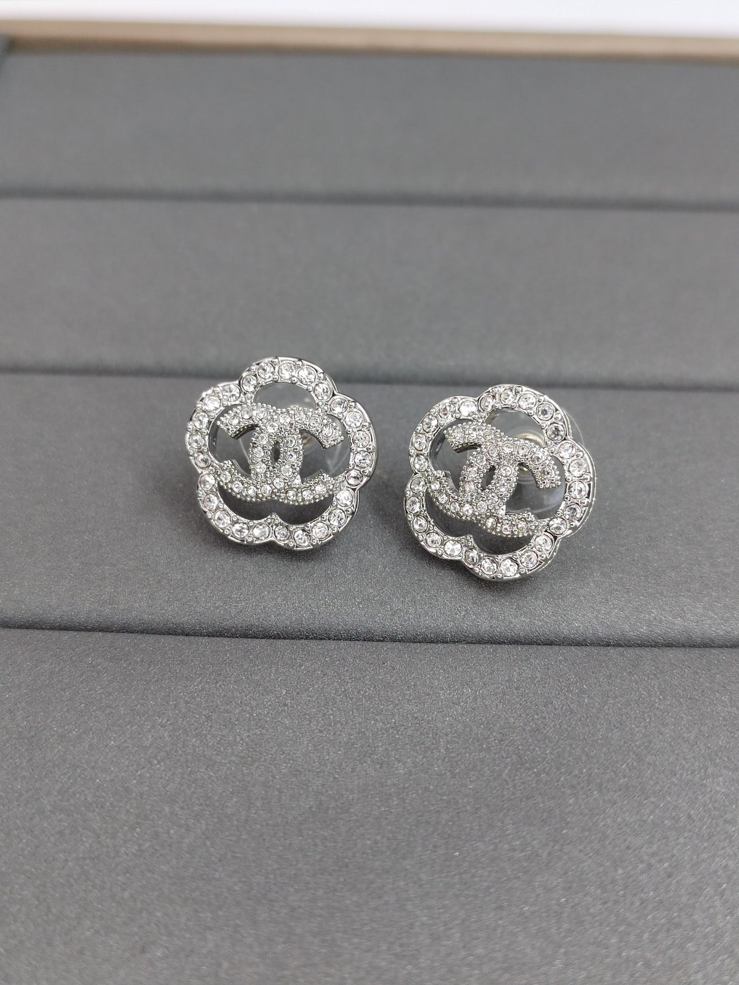 15QC12EDE Stylish Earrings