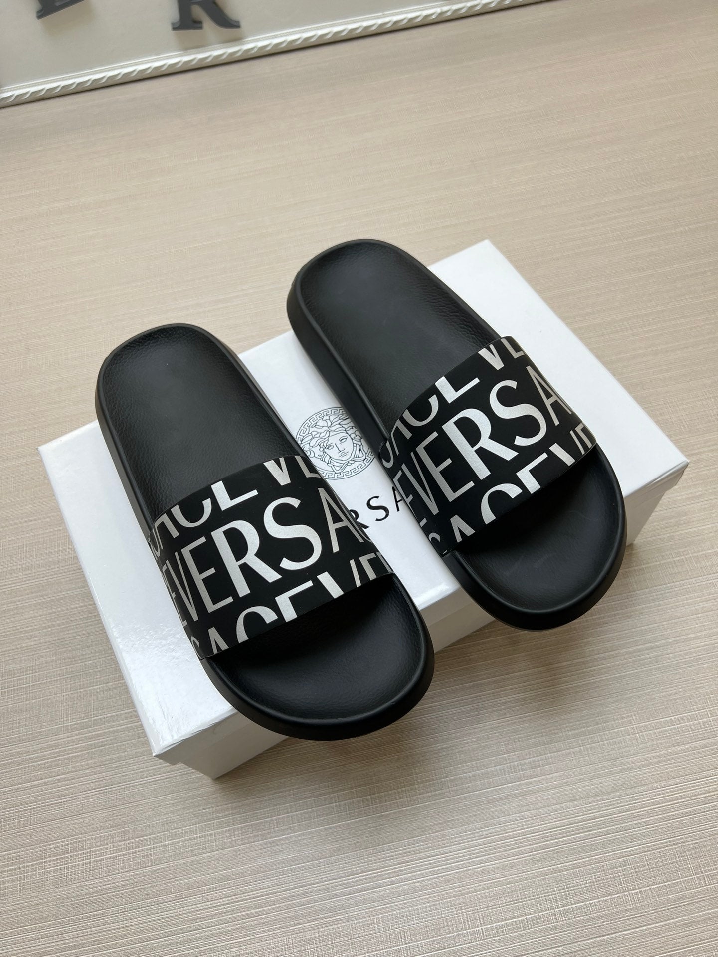 54V108ZDE Stylish slippers