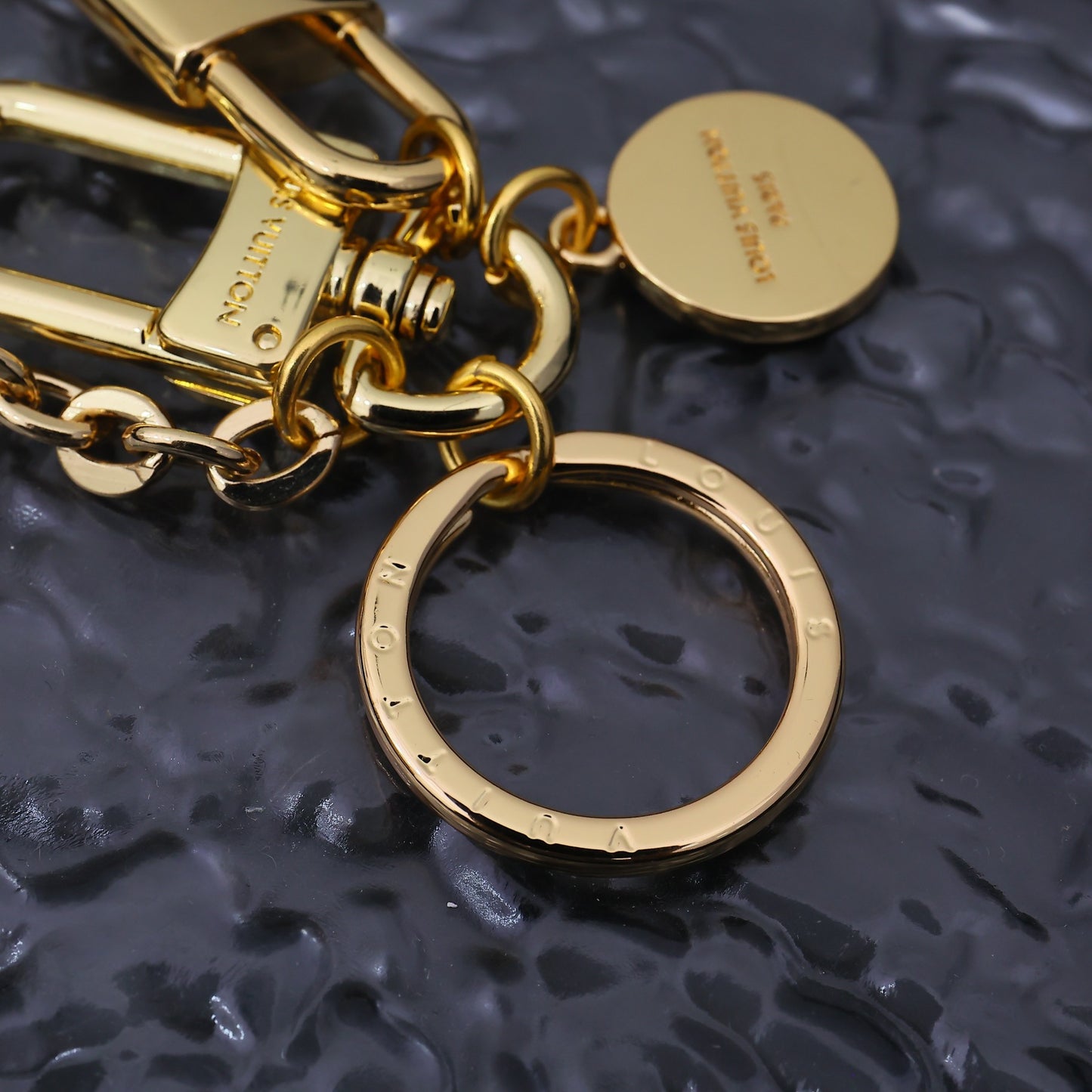 14E18ADE Stylish key closure