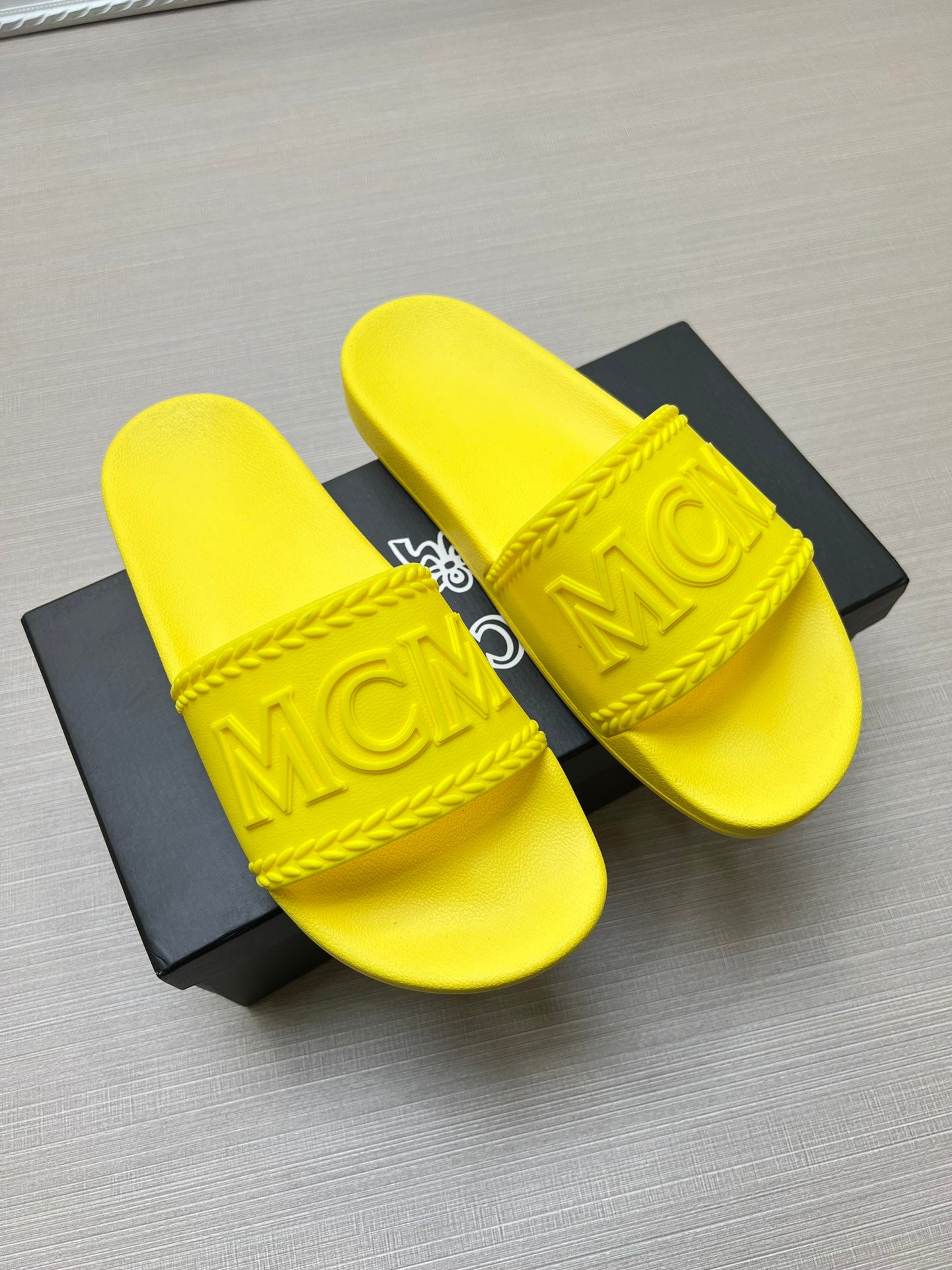54M42ZDE Stylish slippers