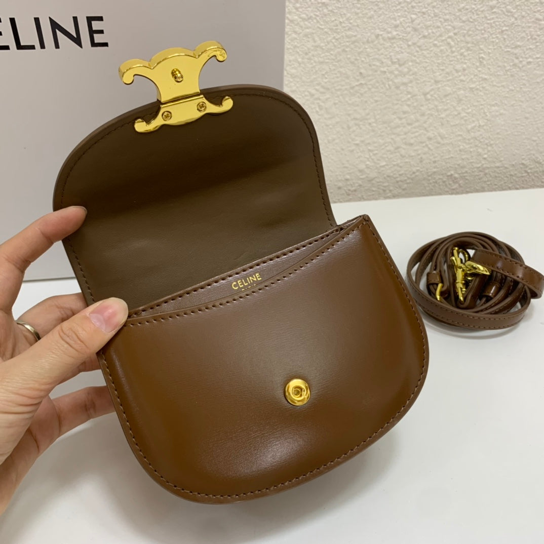 1XCL40BDE Stylish leather bag 