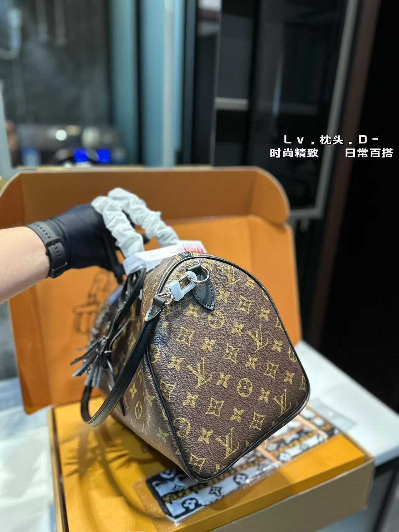 1WE22BDE Stylish leather bag