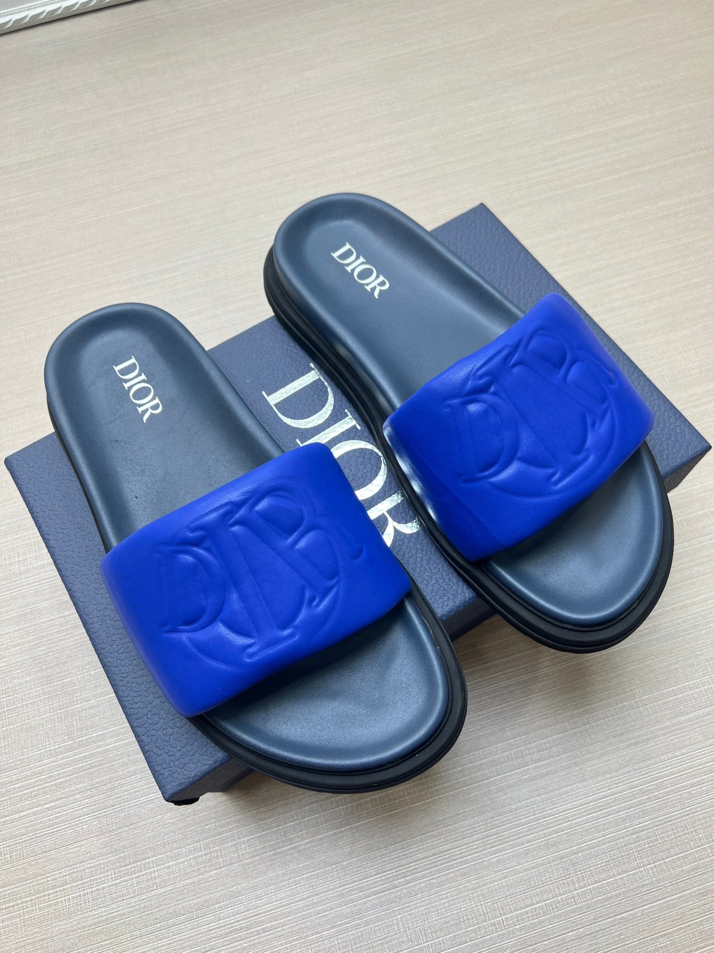 54D167ZDE Stylish leather slippers