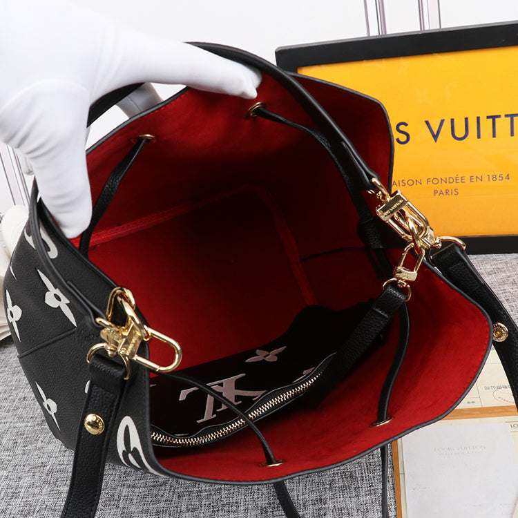2E04BDE Stylish leather bag 