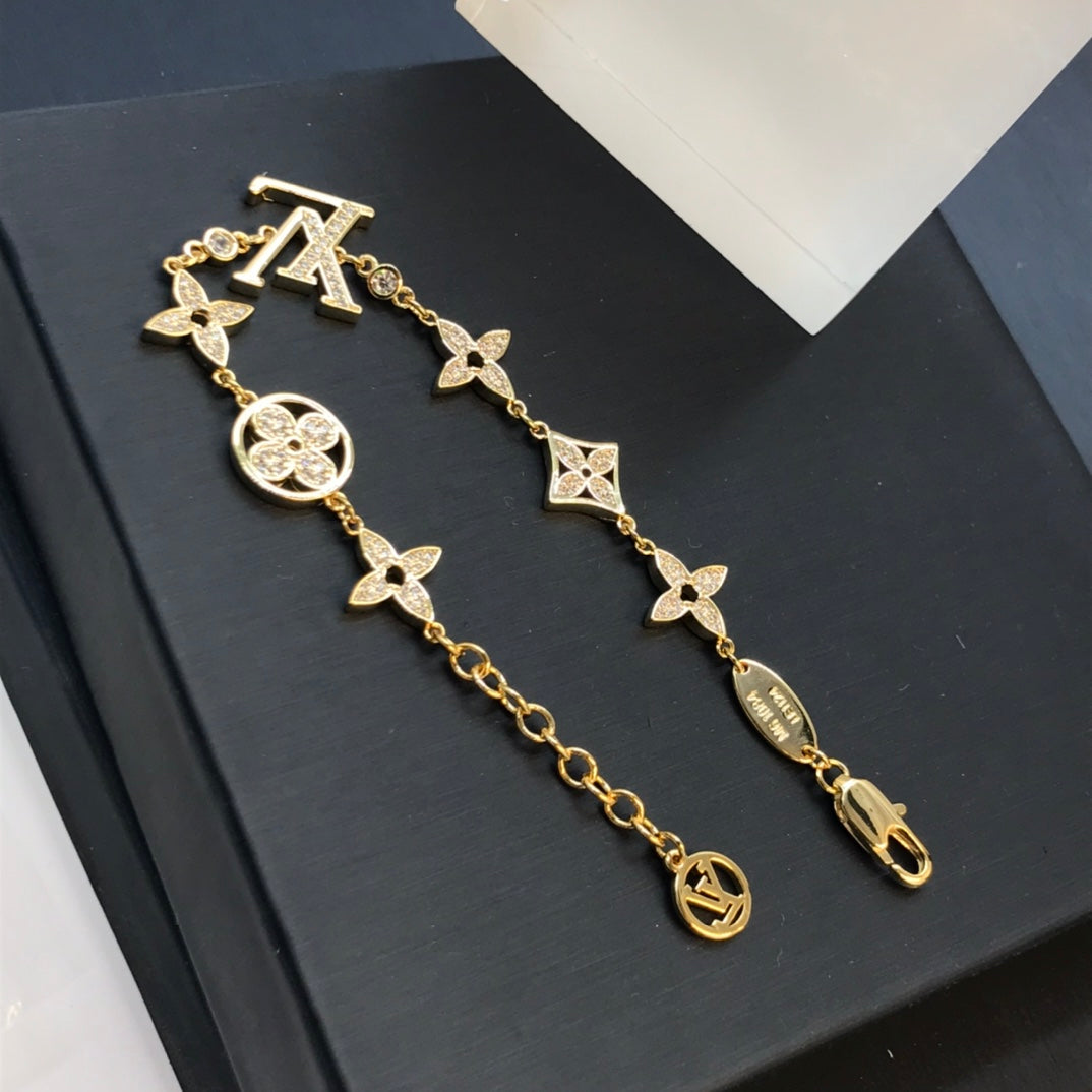 1E39EDE Stylish Bracelets