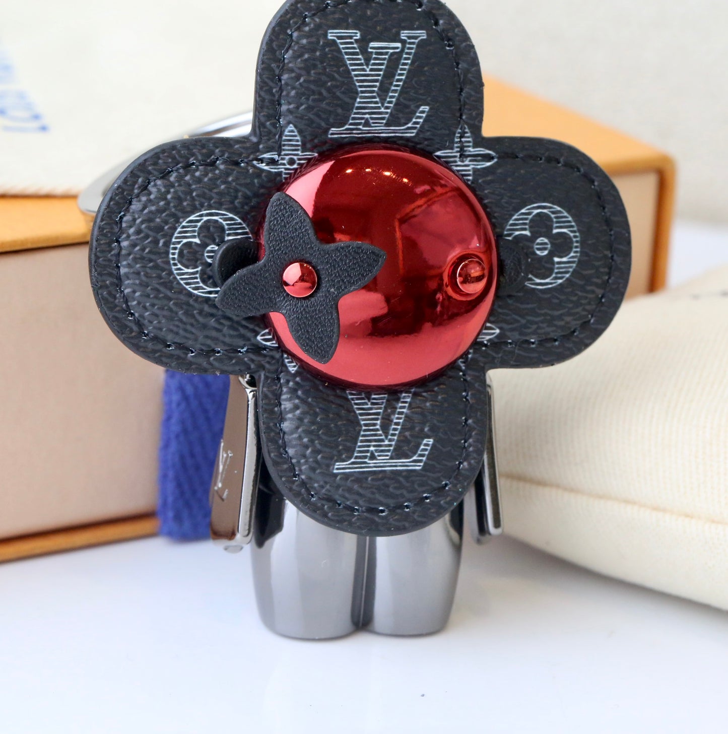 14E68ADE Stylish key closure