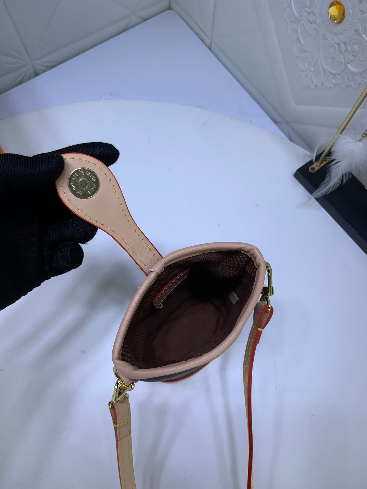 2WE48BDE Stylish leather bag