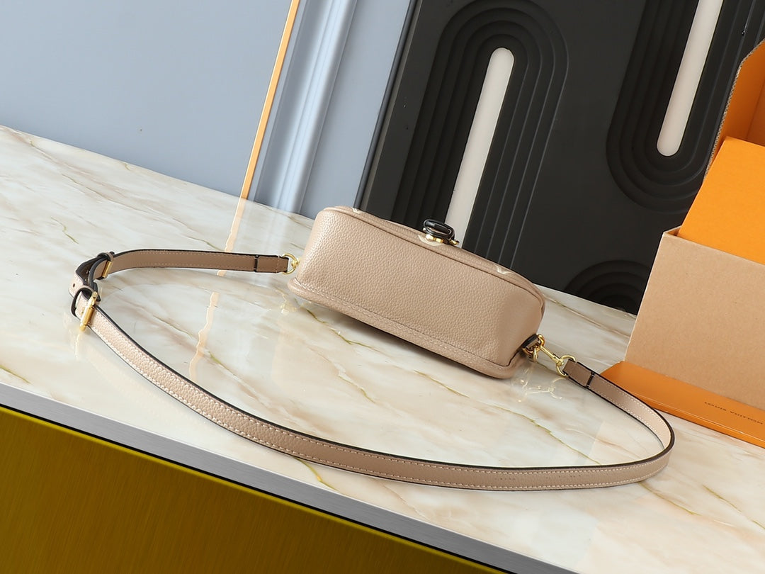 15XE4BDE Stylish leather bag