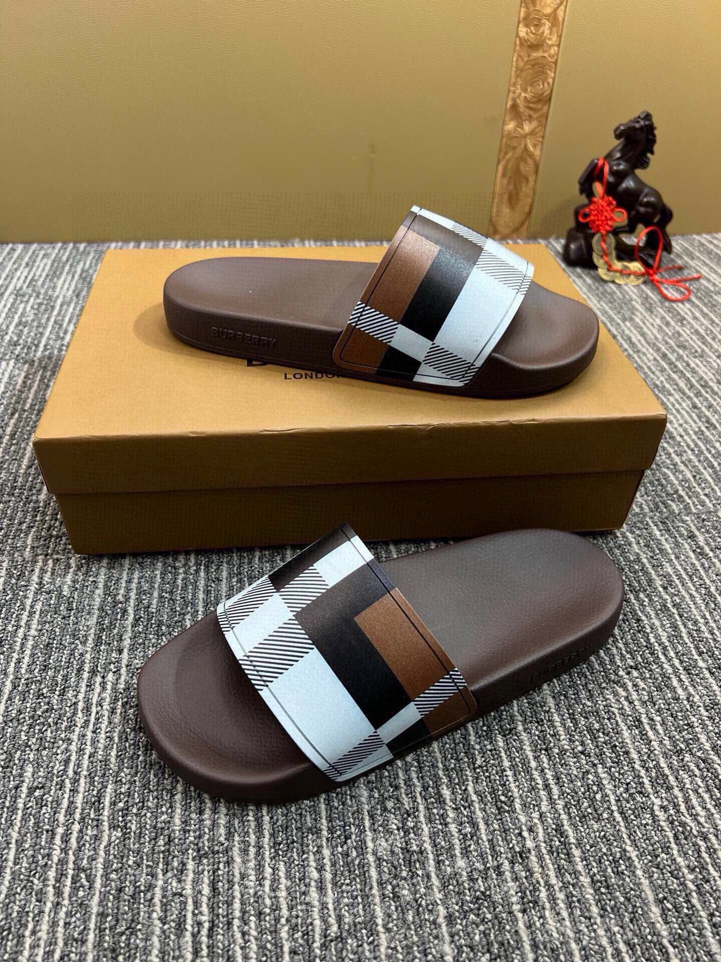 535ZR260ZDE Stylish Slippers