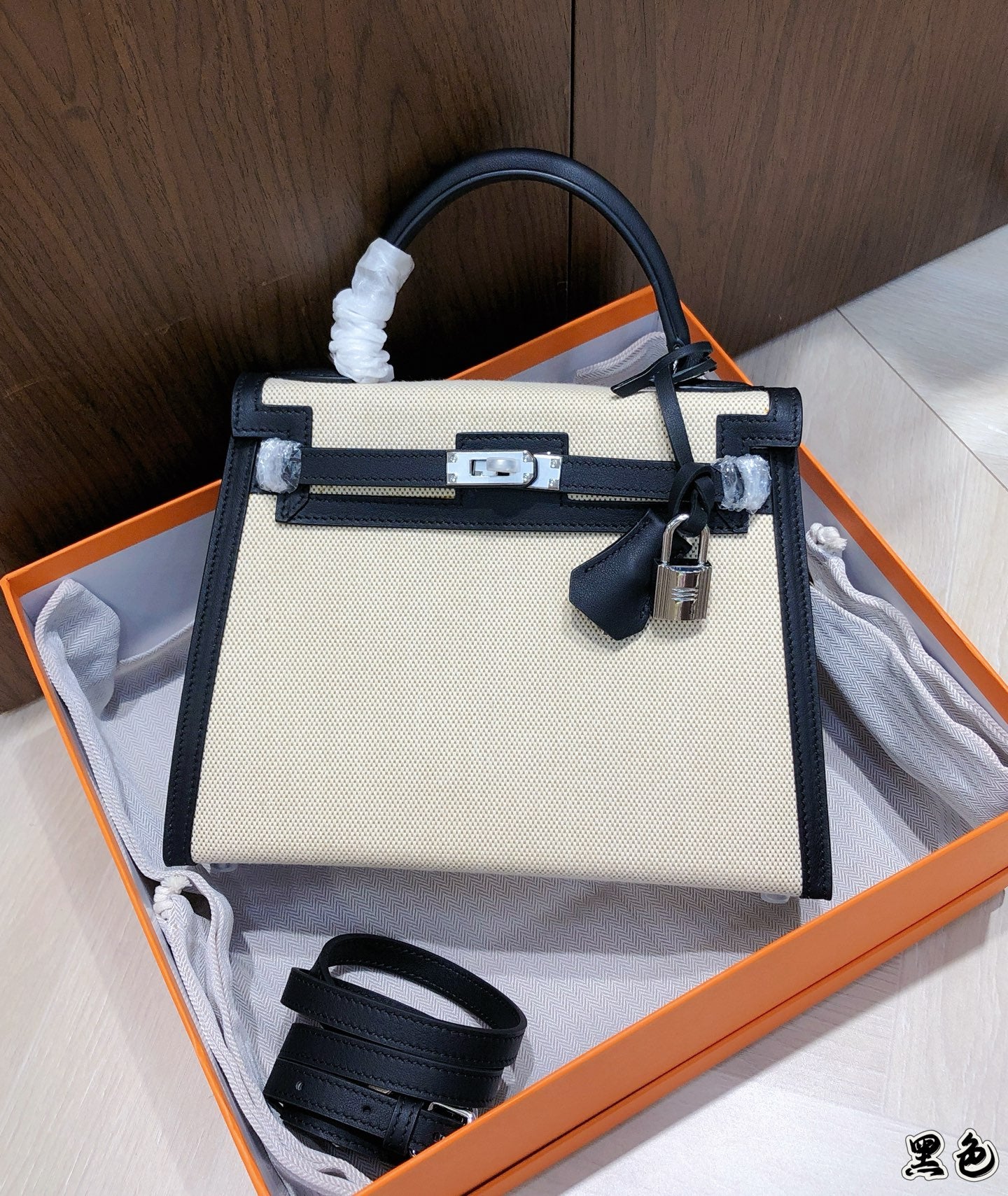 15RH119BDE Stylish leather bag