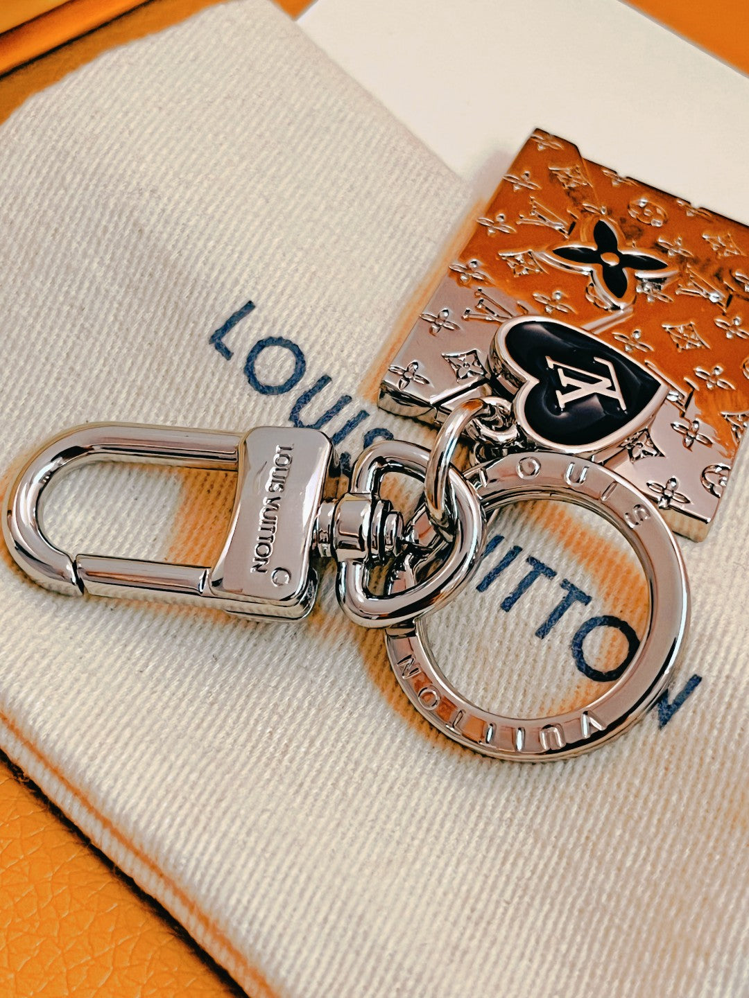 14E28ADE Stylish key closure