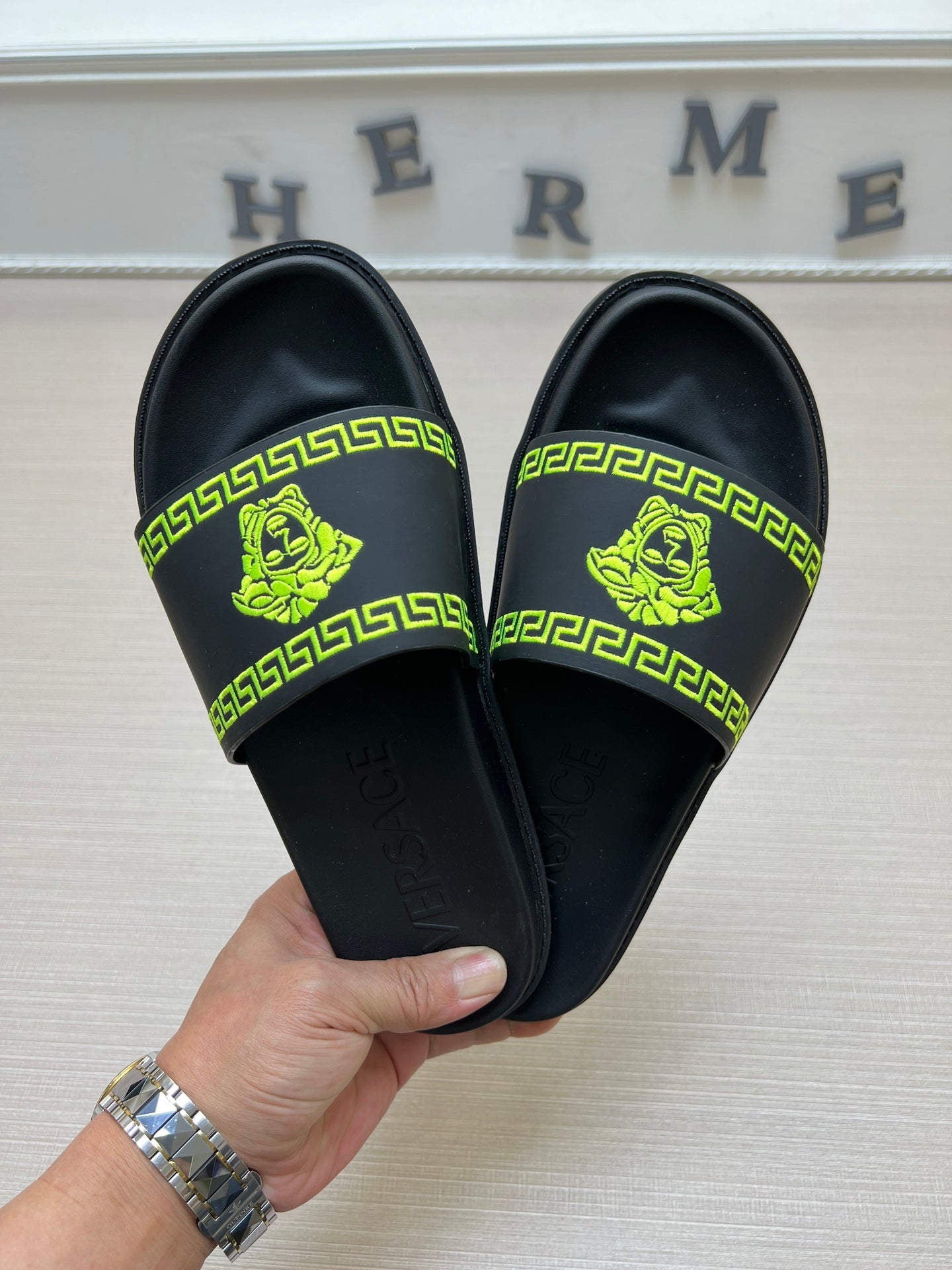 54V53ZDE Stylish slippers