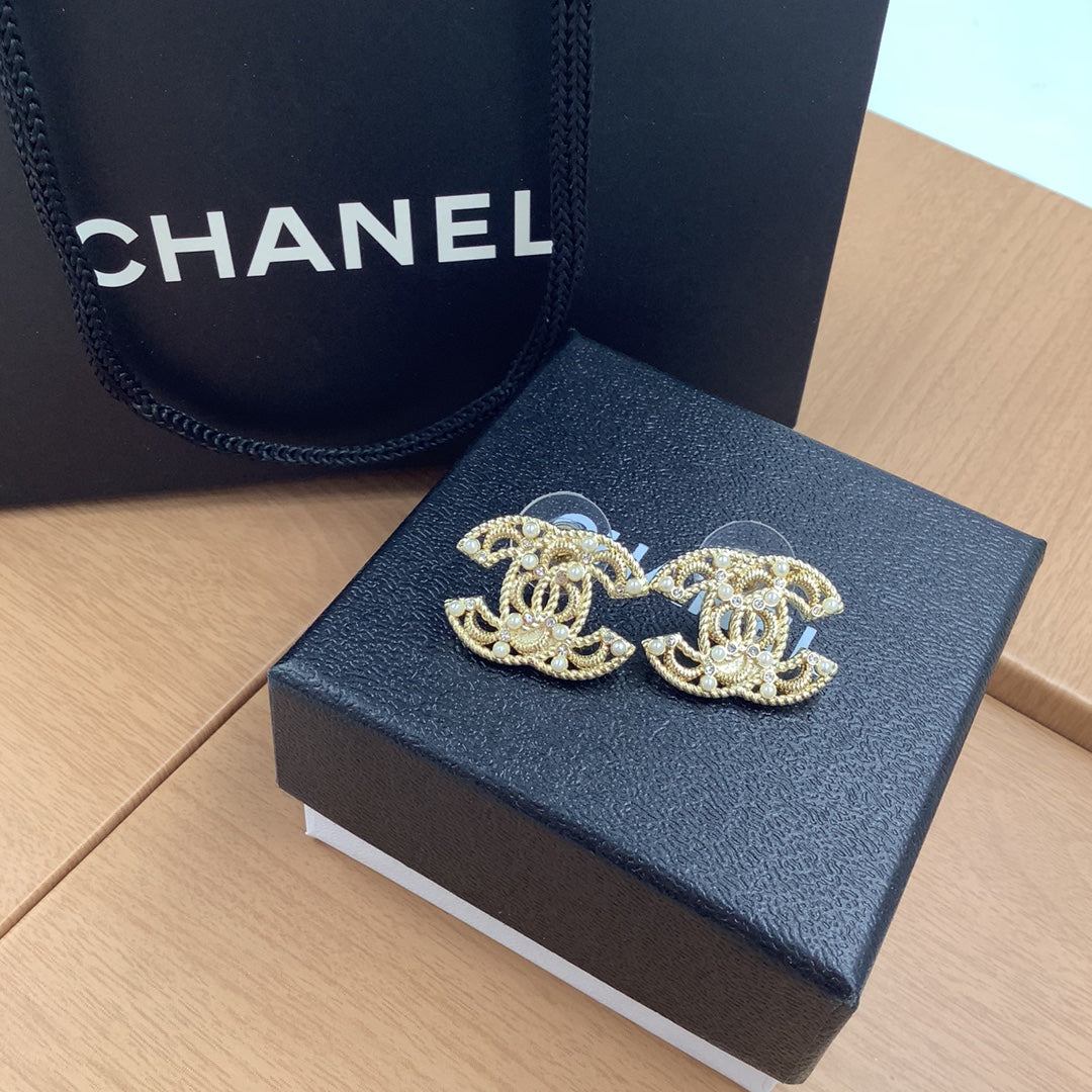 14C512EDE Stylish Earrings