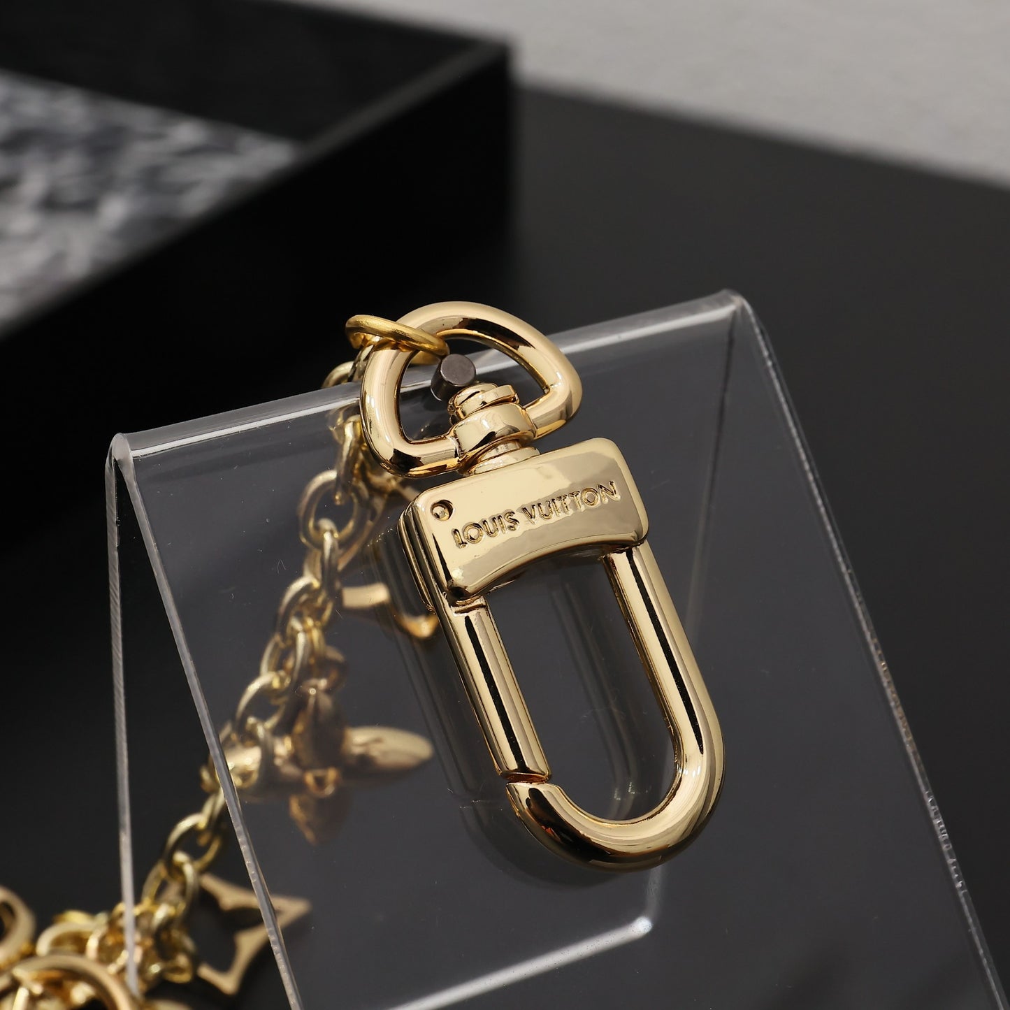 14E15ADE Stylish key closure