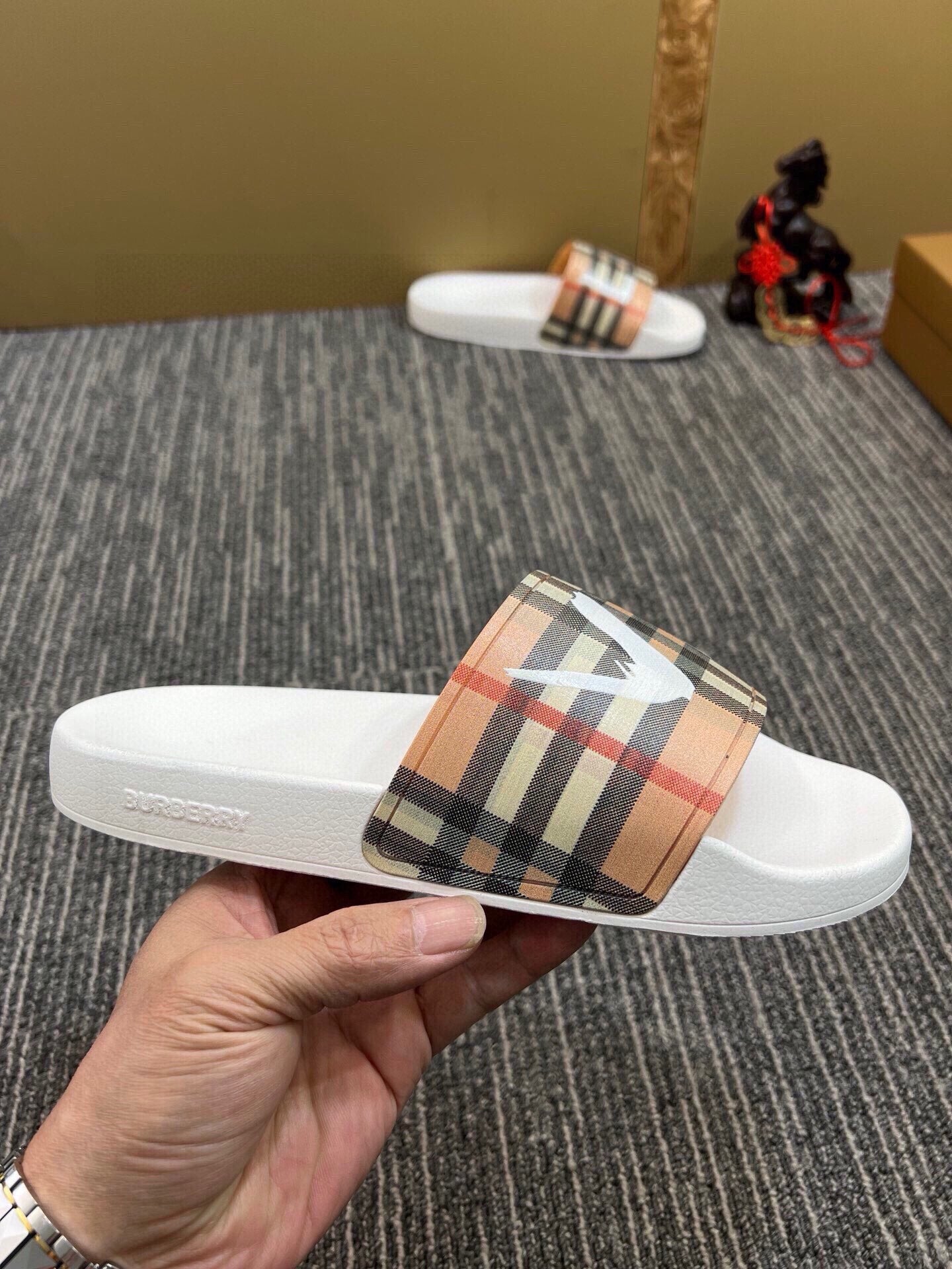 535ZR260ZDE Stylish Slippers