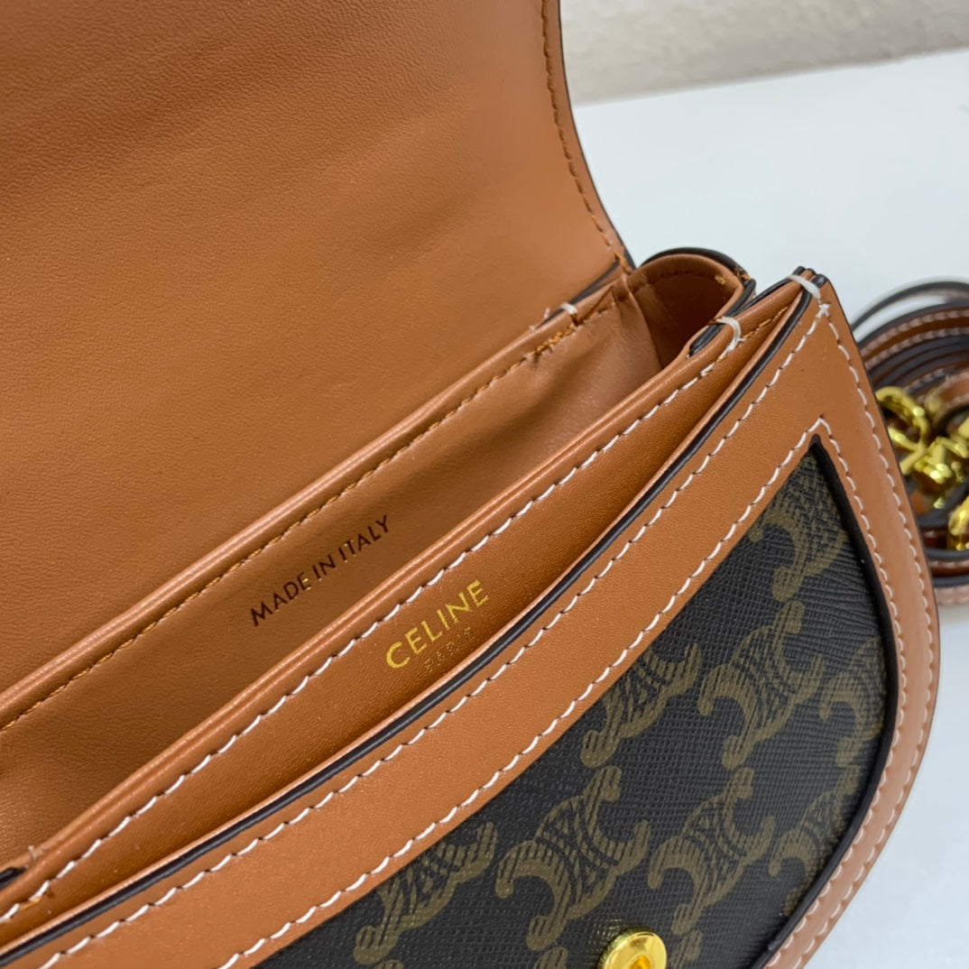 1XCL40BDE Stylish leather bag 